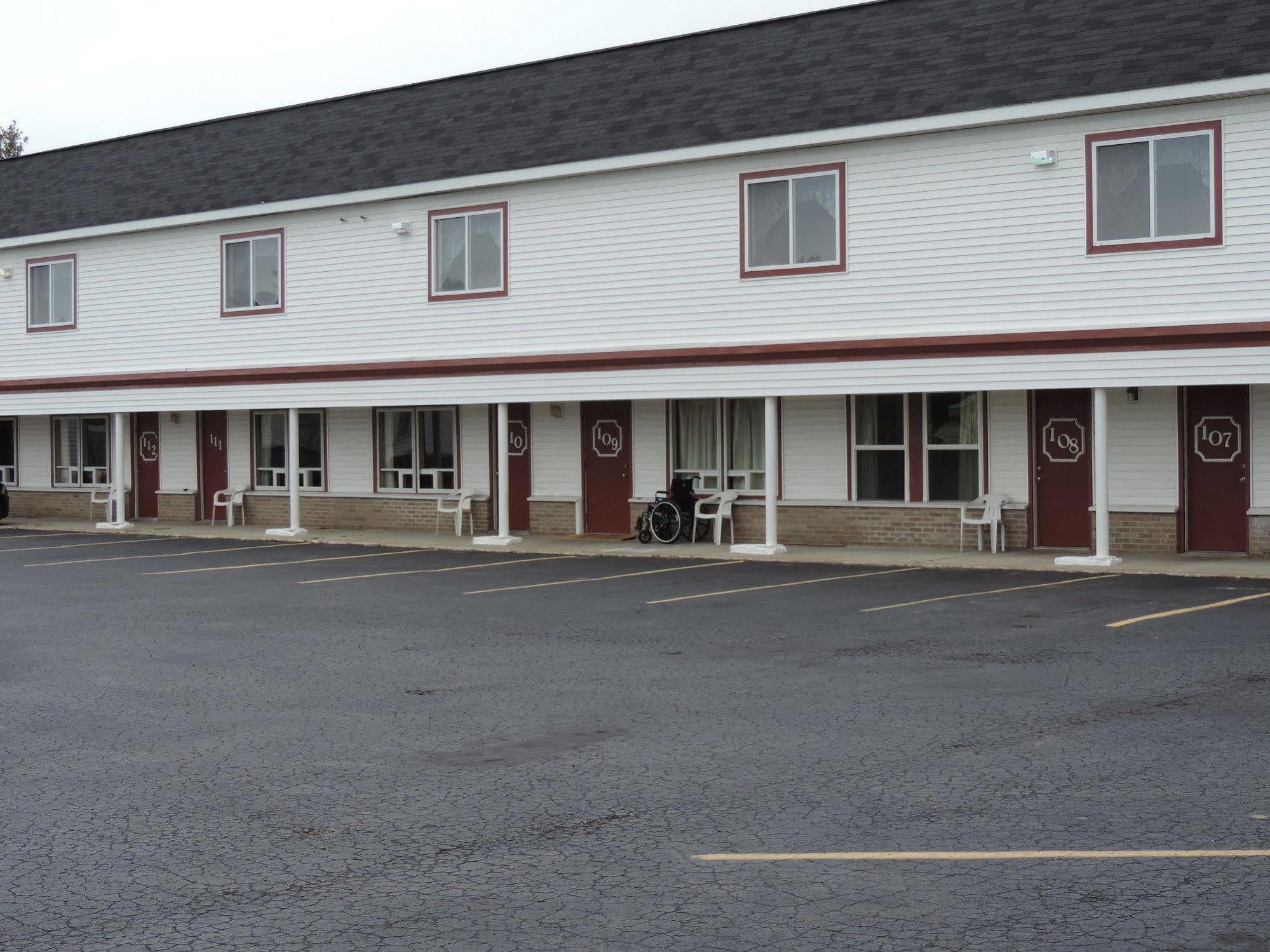 North Country American Inn Kalkaska Bagian luar foto