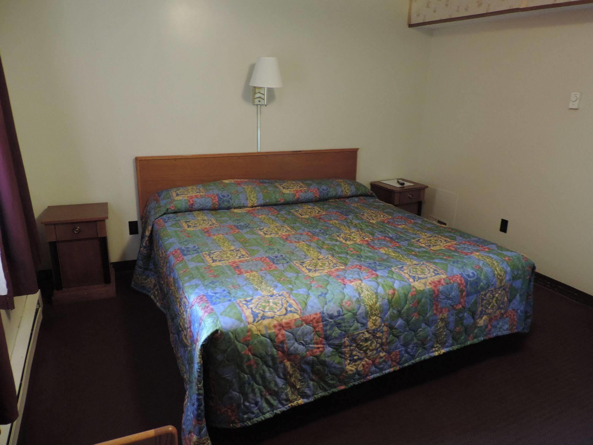 North Country American Inn Kalkaska Bagian luar foto