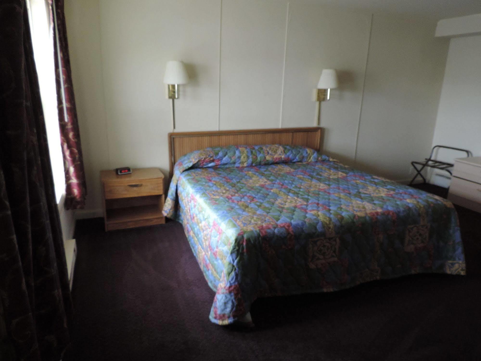 North Country American Inn Kalkaska Bagian luar foto