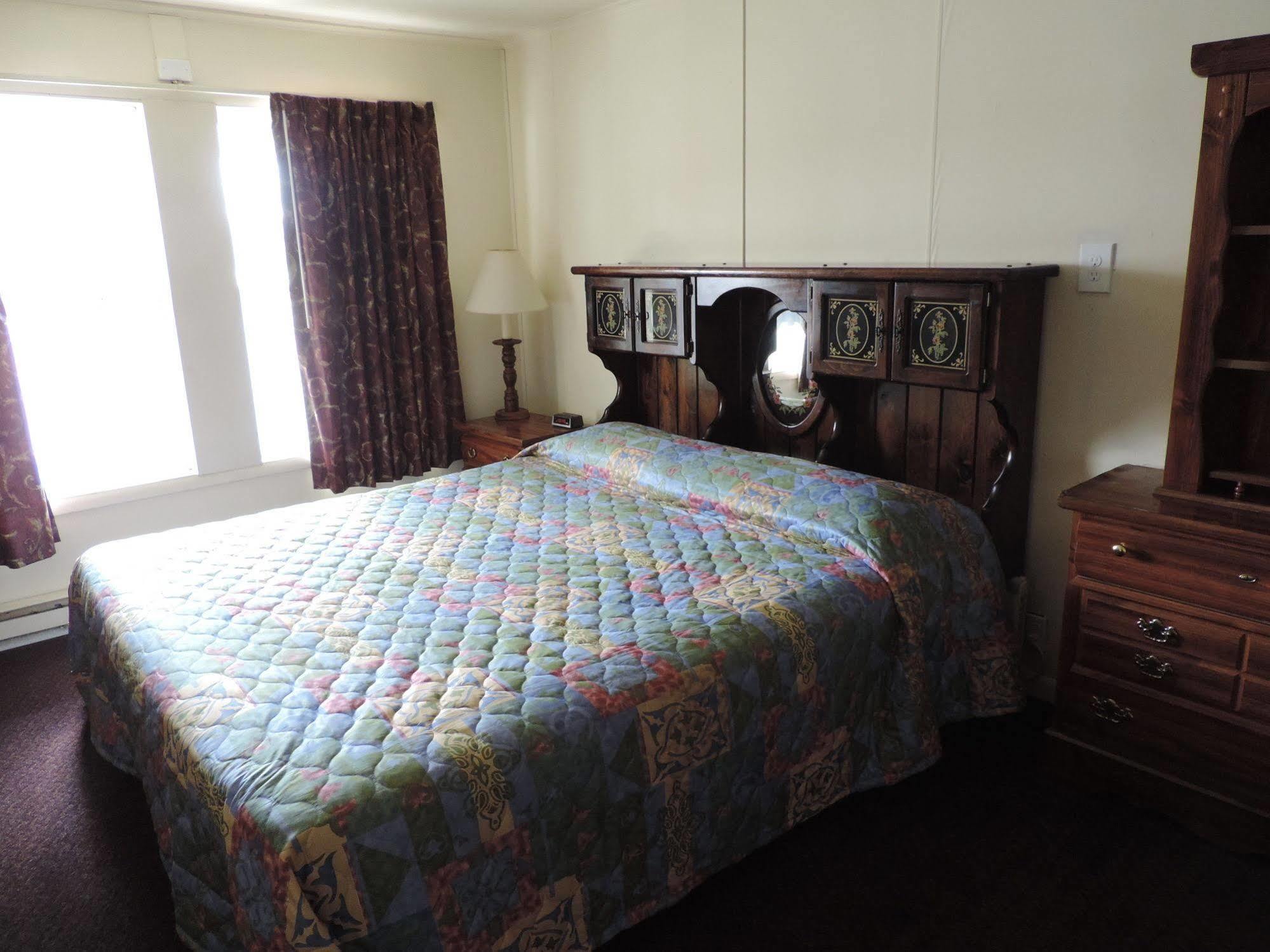 North Country American Inn Kalkaska Bagian luar foto